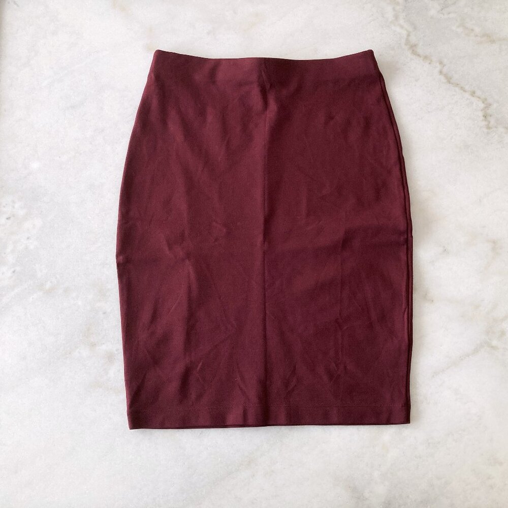 Like new! Aritzia Sunday Best pencil skirt maroon / burgundy / wine stretchy (M)